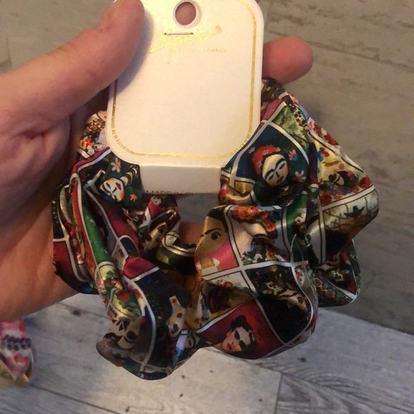 Frida Kahlo Plastic Floral & Gold Hair Clip & 2 Silky Scrunchies Hair Ties Set - Picture 9 of 12